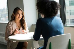 People discussing the difference between franchising and licensing